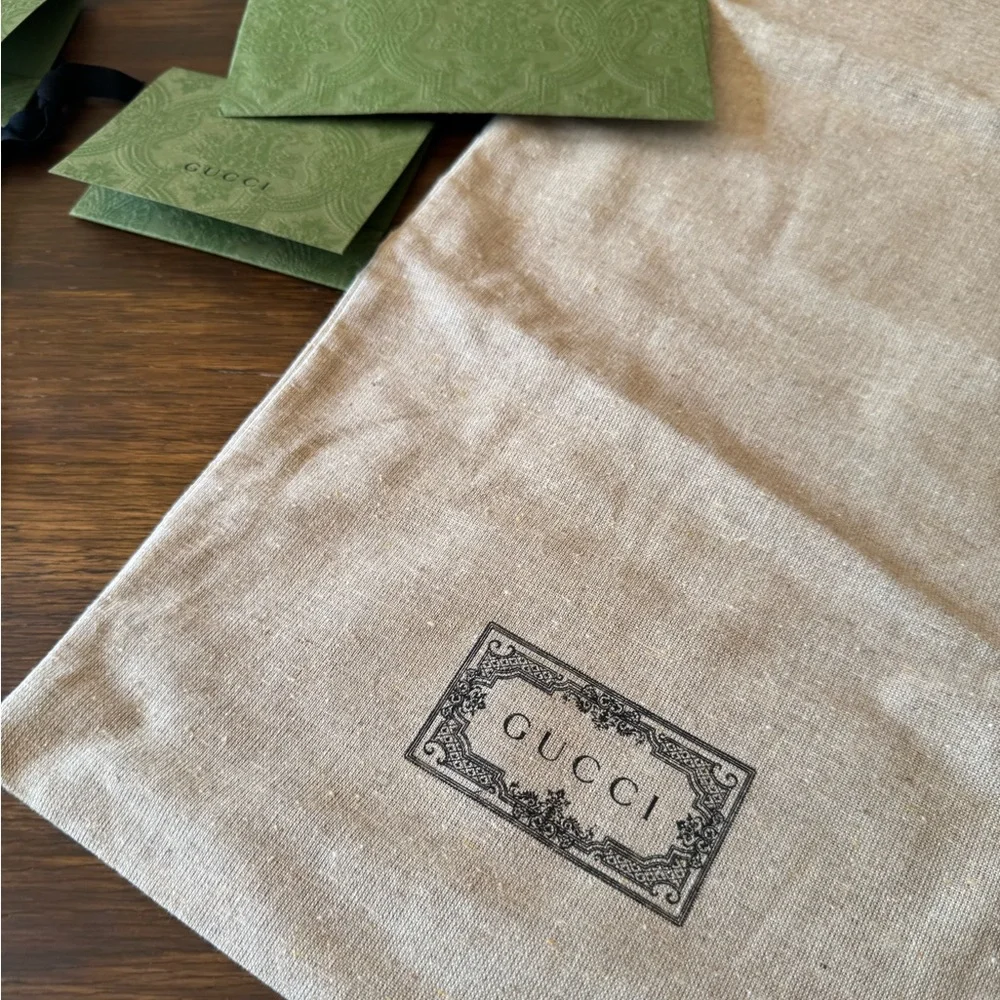 Gucci Beige Dust Bags and Green Card Holders - Picture 3 of 3